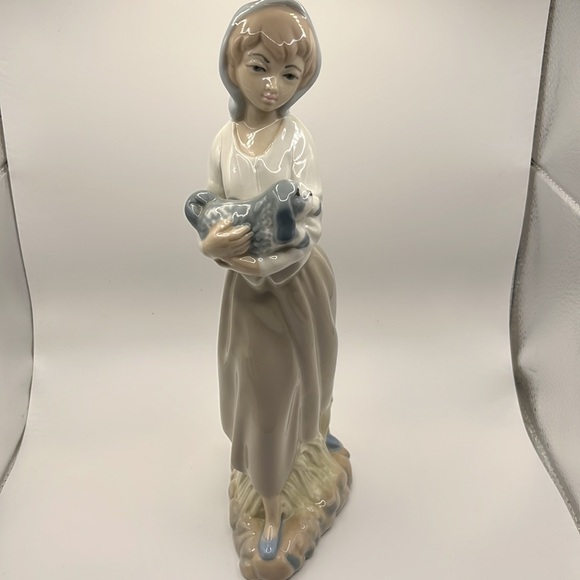 Vintage Cascade Young Girl Holding Dog Porcelain Figurine Made in Spain - Picture 5 of 8